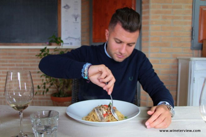 mortelle, mortelle vivia, antinori, vermentino, vino bianco, vino maremma, bianco toscano, follonica, castiglione delle pescaia, white wine, tuscan coast, costa toscana, vini costa toscana, maremma, maremma tuscany, beach, maremma beach, tuscany beach, белое вино, антинори, тирренское море, пляж тоскана, federico ballati, follonica, follonica beach, enologo, giovane enologo, pasta, pasta ai frutti di mare, appetito, pranzo, pranzo al mare, dieta italiana, dieta mediterranea, pasta, italian cuisine