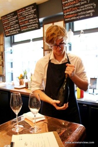 hayden victor, sommelier, bubble dogs, bollicine, champagne, wine lover, champagne lover, bobble dogs londra, bubble dogs london, london, london wine bar, wine bar, champagne bar, champagne and hot dogs, hot dog, wine and food, abbinamento cibo vino, london for wine lovers